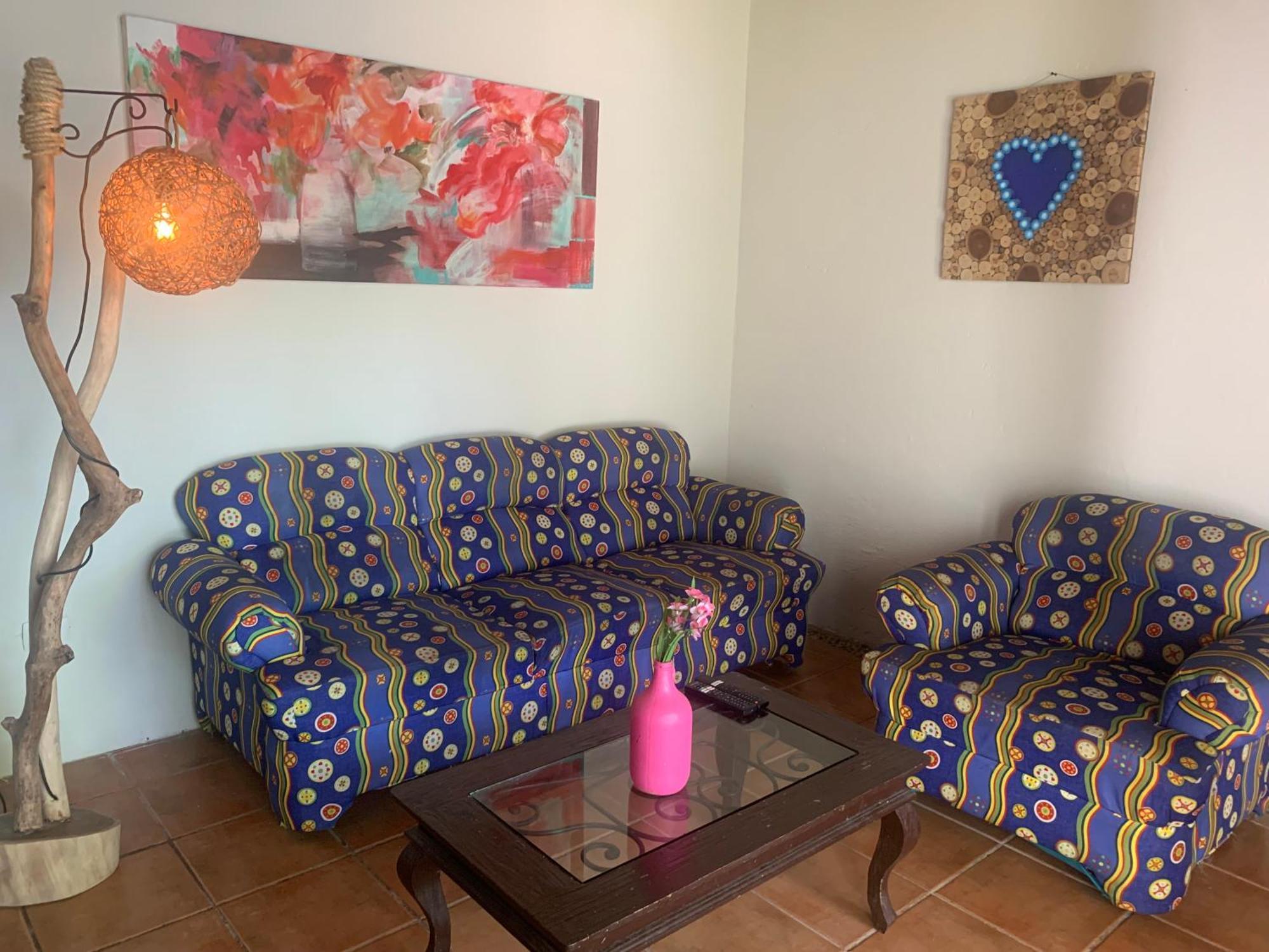 Casa Caribe Cancun Cancún Exterior foto A living room with a sofa and a chair